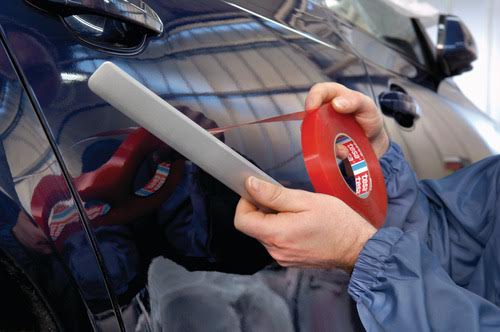Aplicación de cinta de doble cara en industria automotriz